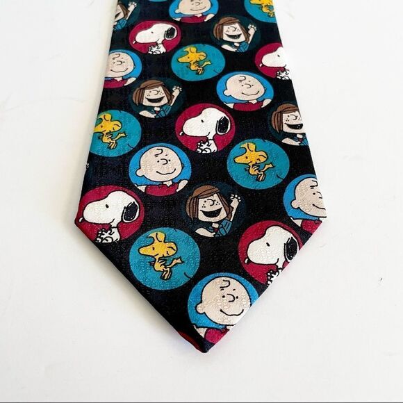 🚨4$25 PEANUTS Charlie Brown and Gang Circle of Friends United Feature Mens Tie - Picture 2 of 4